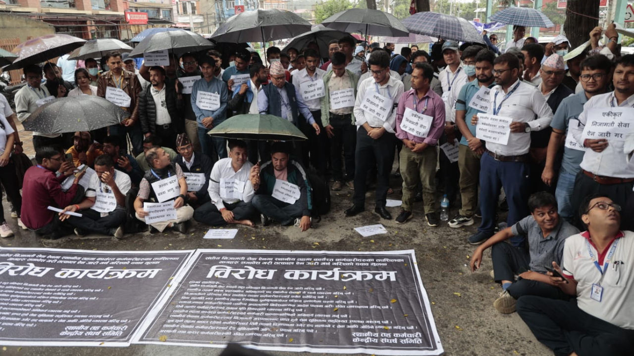 Local-level employees protest on despite rain (photos)