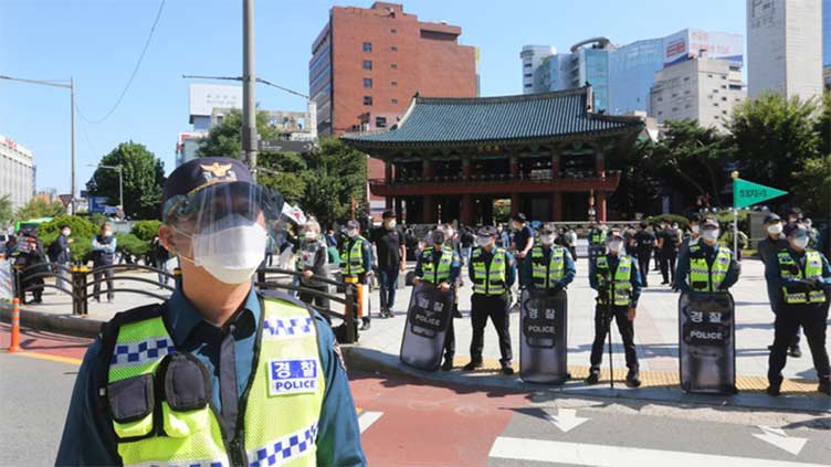2 police officers stabbed in front of S. Korean defense ministry