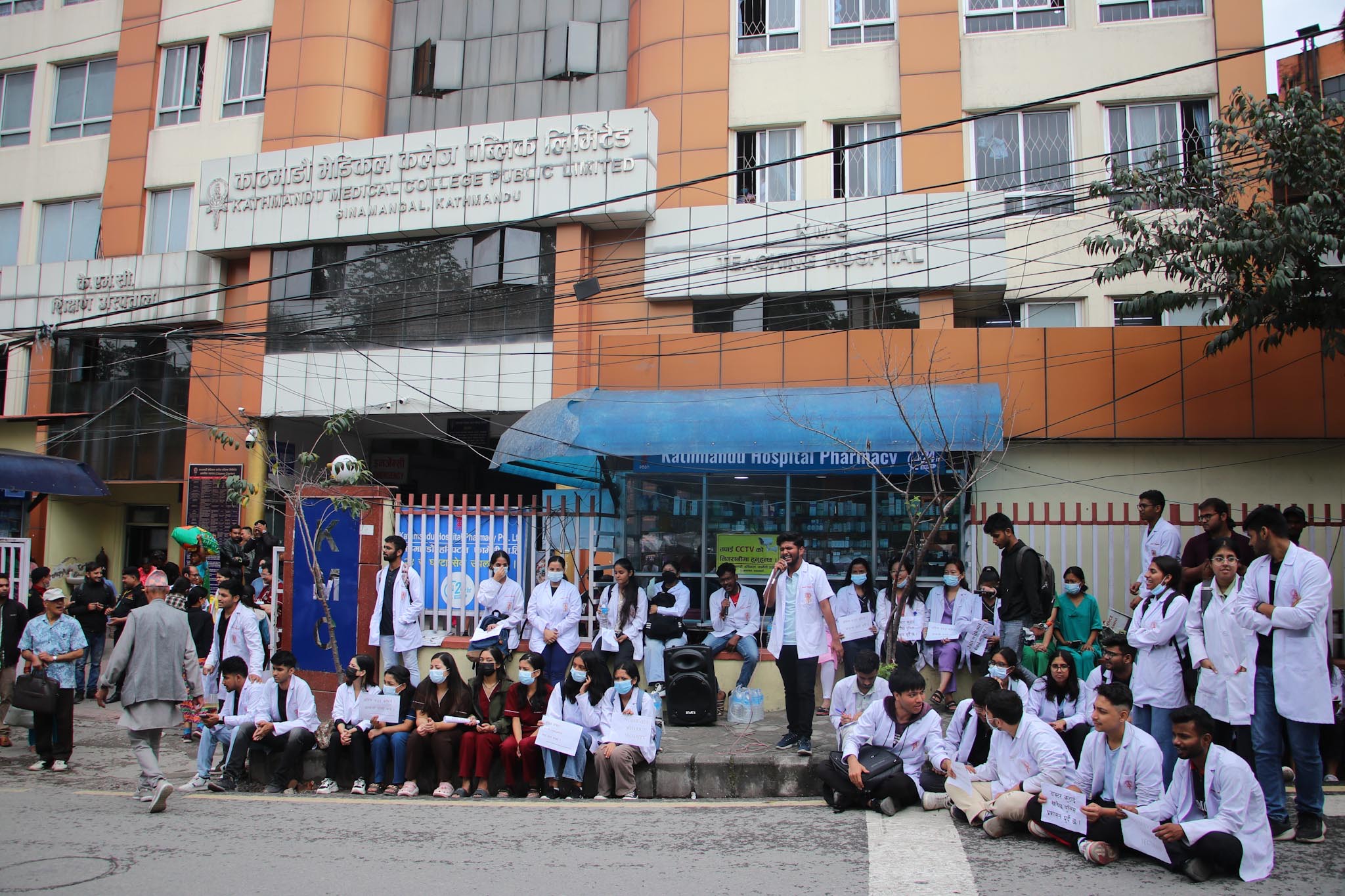 Protest continues at KMC over doctor assault (photos)