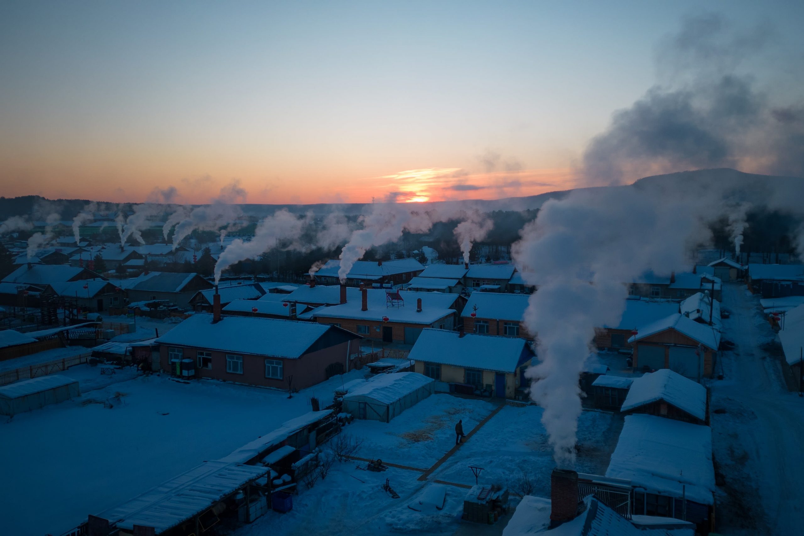 Life in northern China affected by continuous cold wave