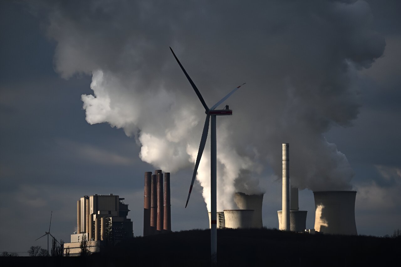 Nations urged to phase out fossil fuels at UN climate talks