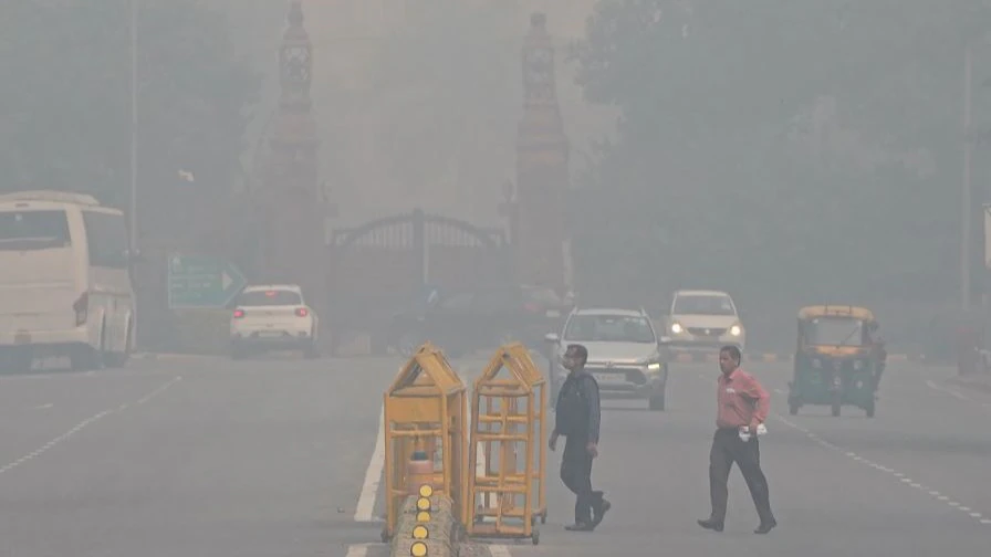 Primary schools closed in Delhi as air pollution rises