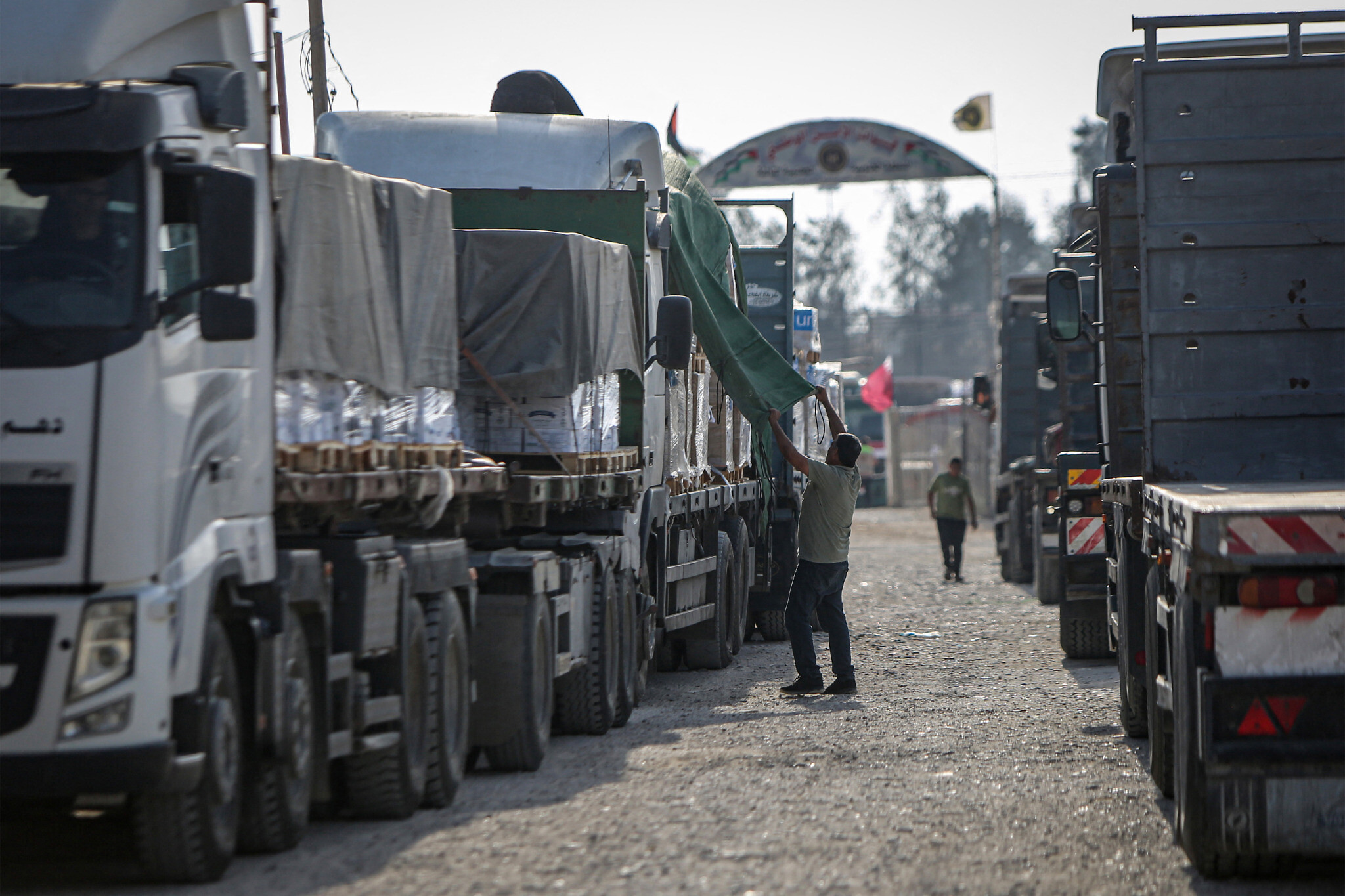 Trucks carrying aid to Gaza get stranded