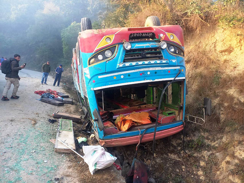 Bus accident in Dang: several injured while returning from picnic
