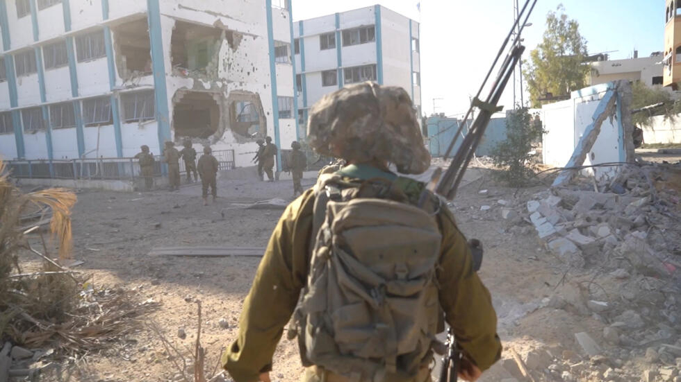 Israel-Gaza war: Israeli forces pushing into south Gaza