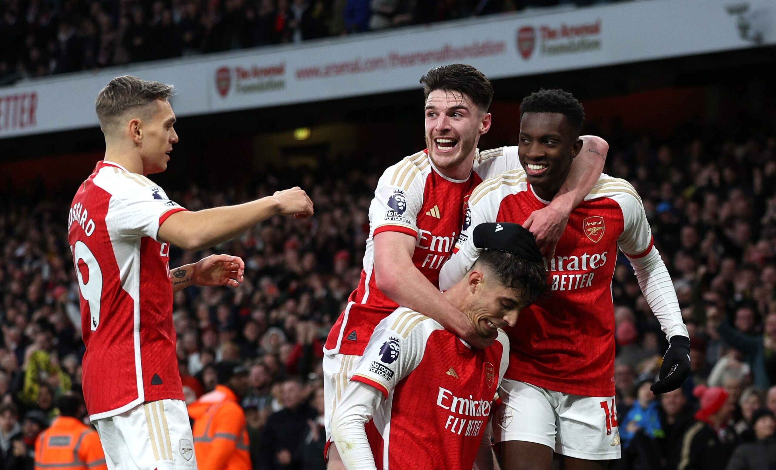 Arsenal top spot as Liverpool hold on to United