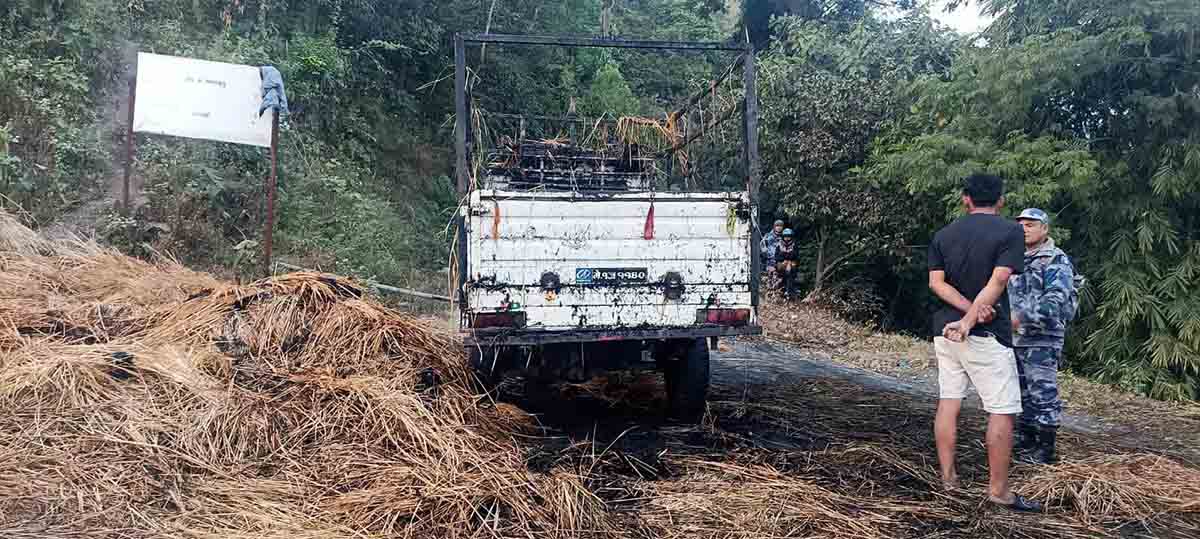Vehicle carrying straw set on fire in Ilam