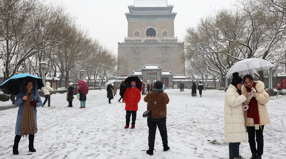 More snow in Beijing suspends train operations, school with cold wave to come