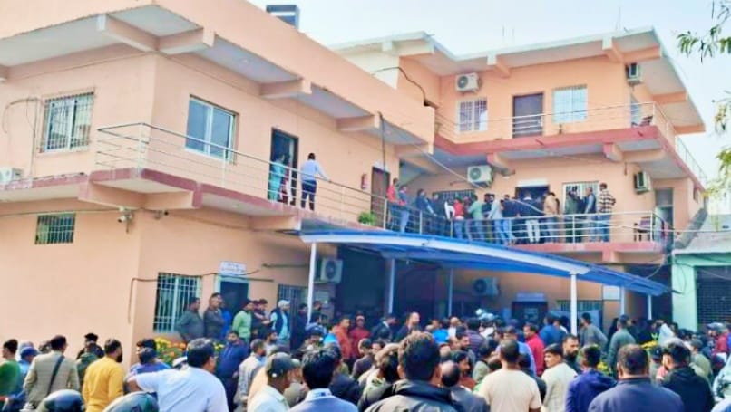 Clashes between supporters of the mayor & deputy mayor in municipality
