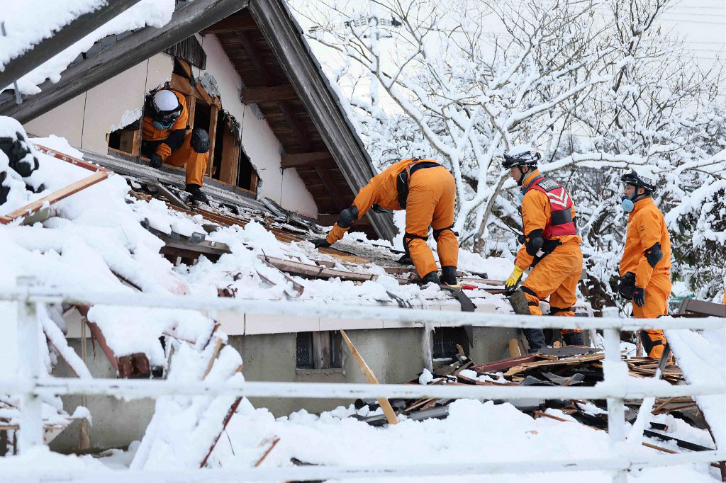 Japan quake toll hits 161 as snow hampers relief