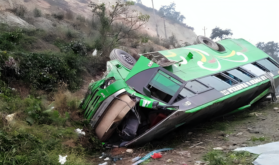 Bus en route from Bardiya to Kathmandu meets with accident in Dang