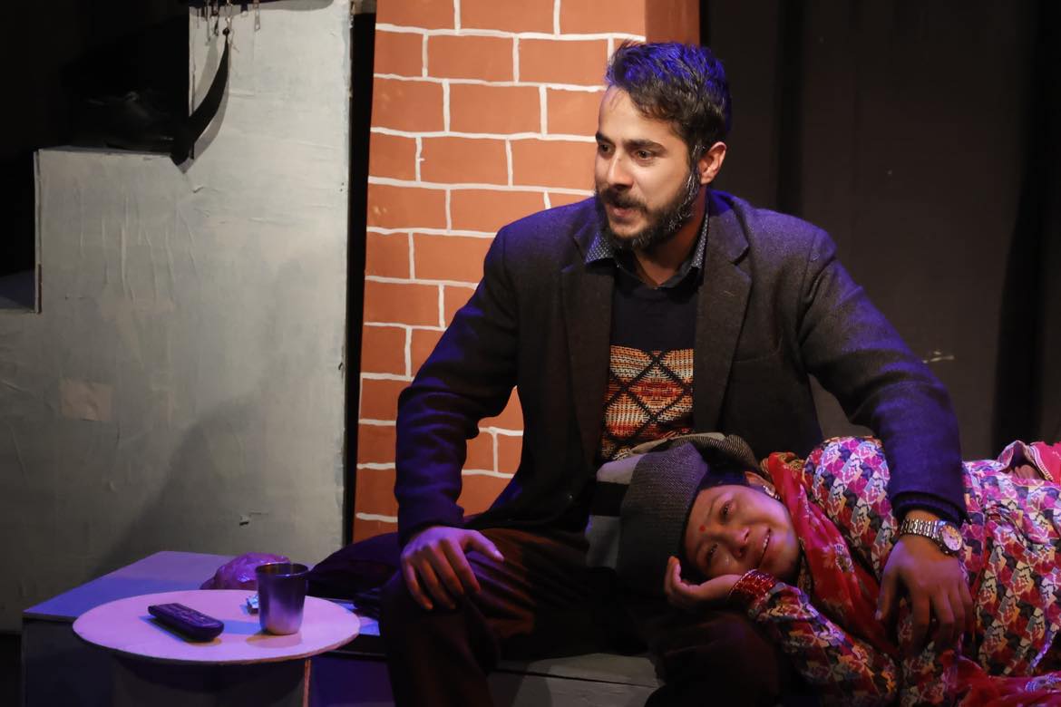 ‘Samay Ko Pida’ the story of single parents being staged in Ojas Theatre (photos)