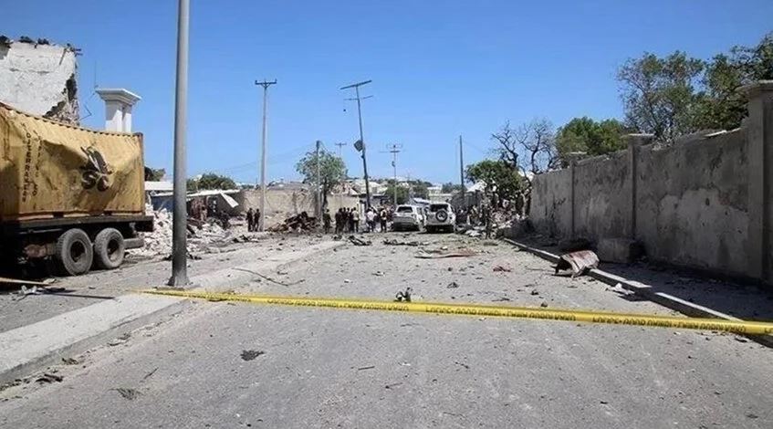 Roadside blast kills 6 workers in Somalia