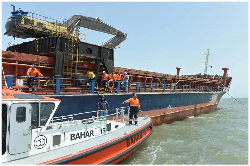 Suez Canal rescue teams averts cargo ship sinking