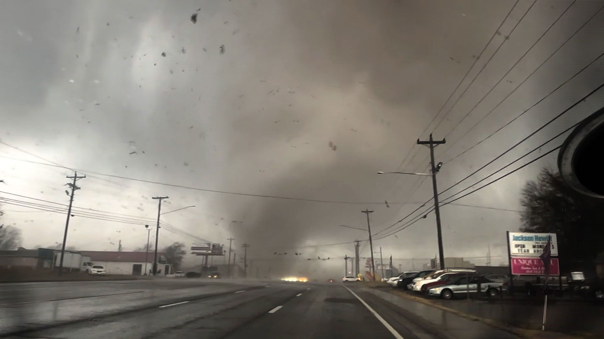 Storm ravages S. US, 1 dead, dozens injured & thousands without power