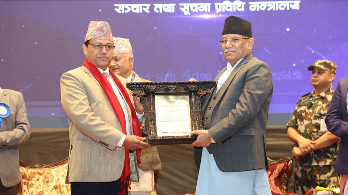 Dr Giri gets ICT Excellence Award 2024