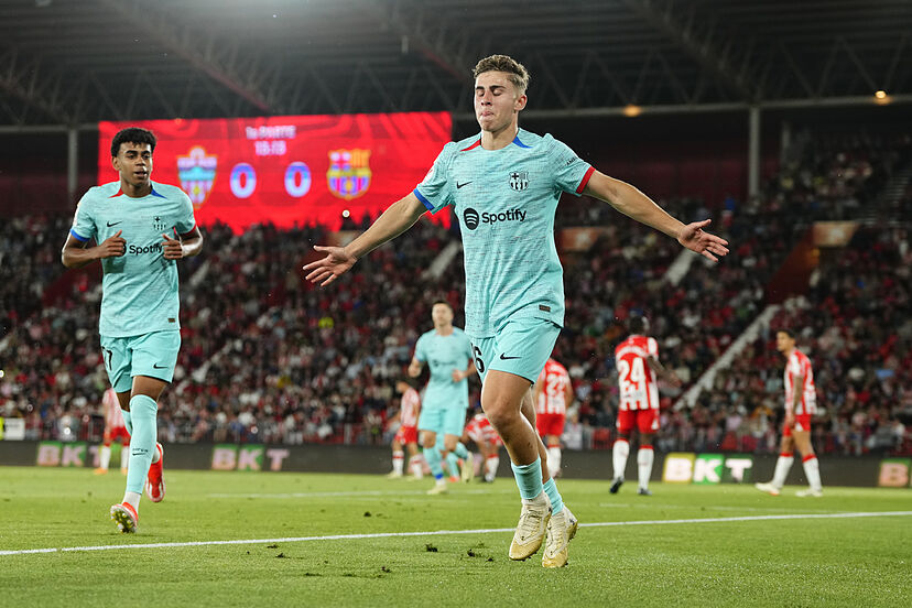 Barcelona defeats relegated Almeria with two goals by Fermín López