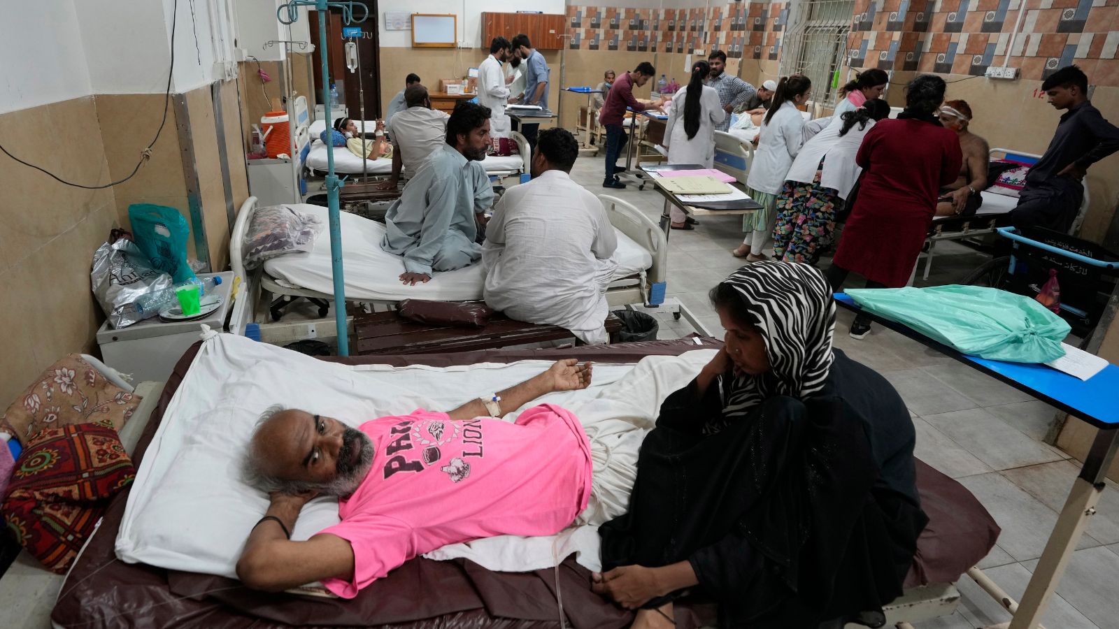 Pakistani doctors treat hundreds of victims of heatstroke