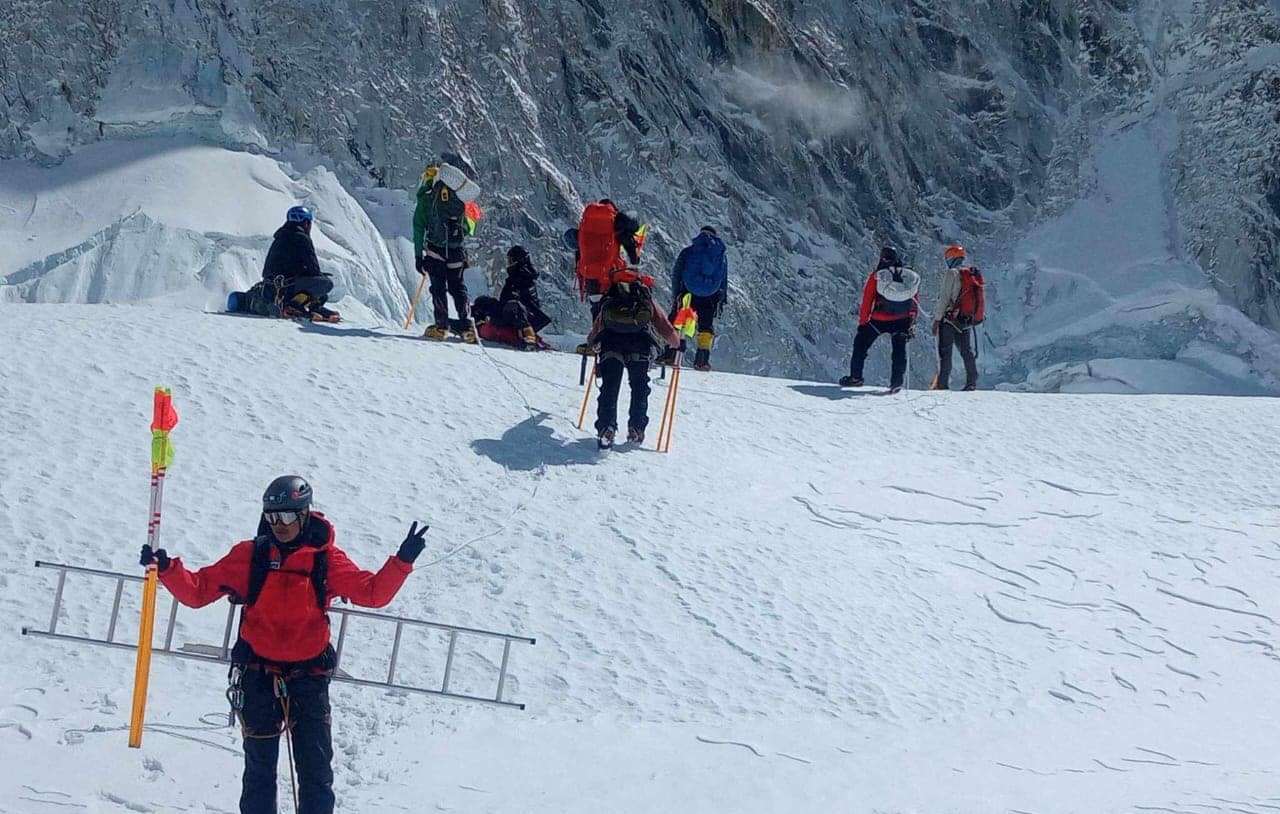 Everest climbs halts as trail collapsed