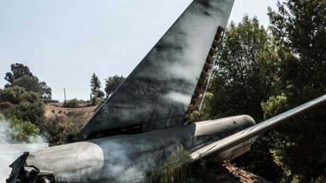 Russian military jet crashes killing two pilots