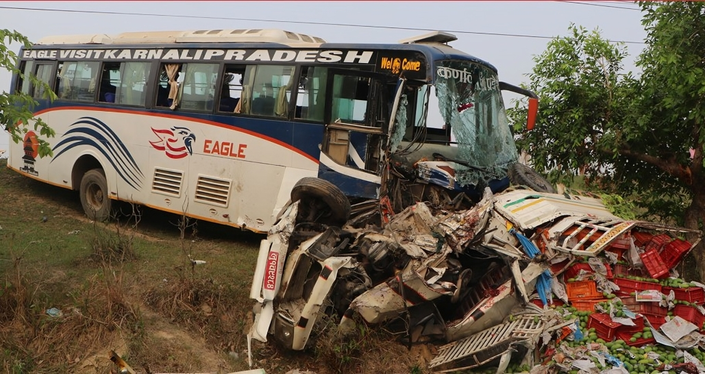 Bus-pickup van collision: Driver dead, 8 injured