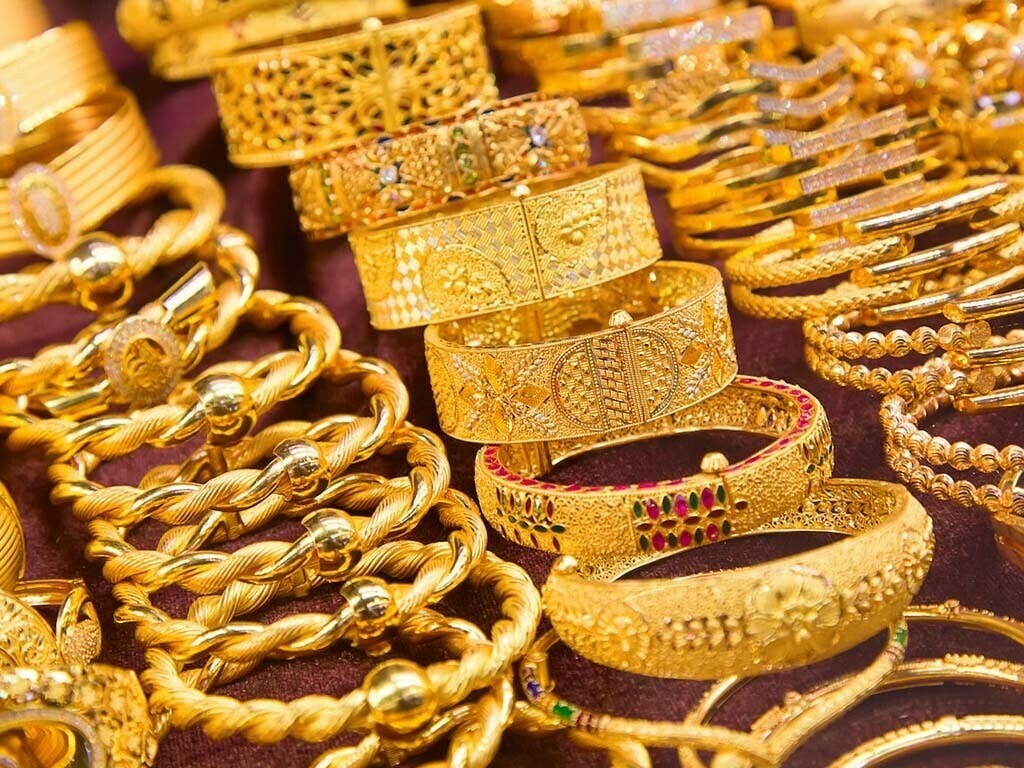 Gold price rises by Rs 1,600 per tola