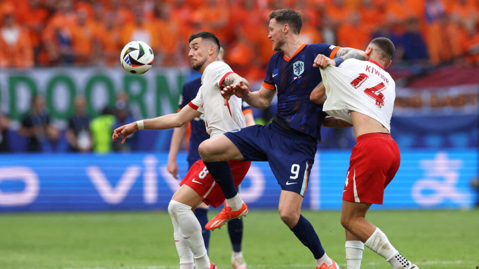 Netherlands beat Poland to get off to a winning start