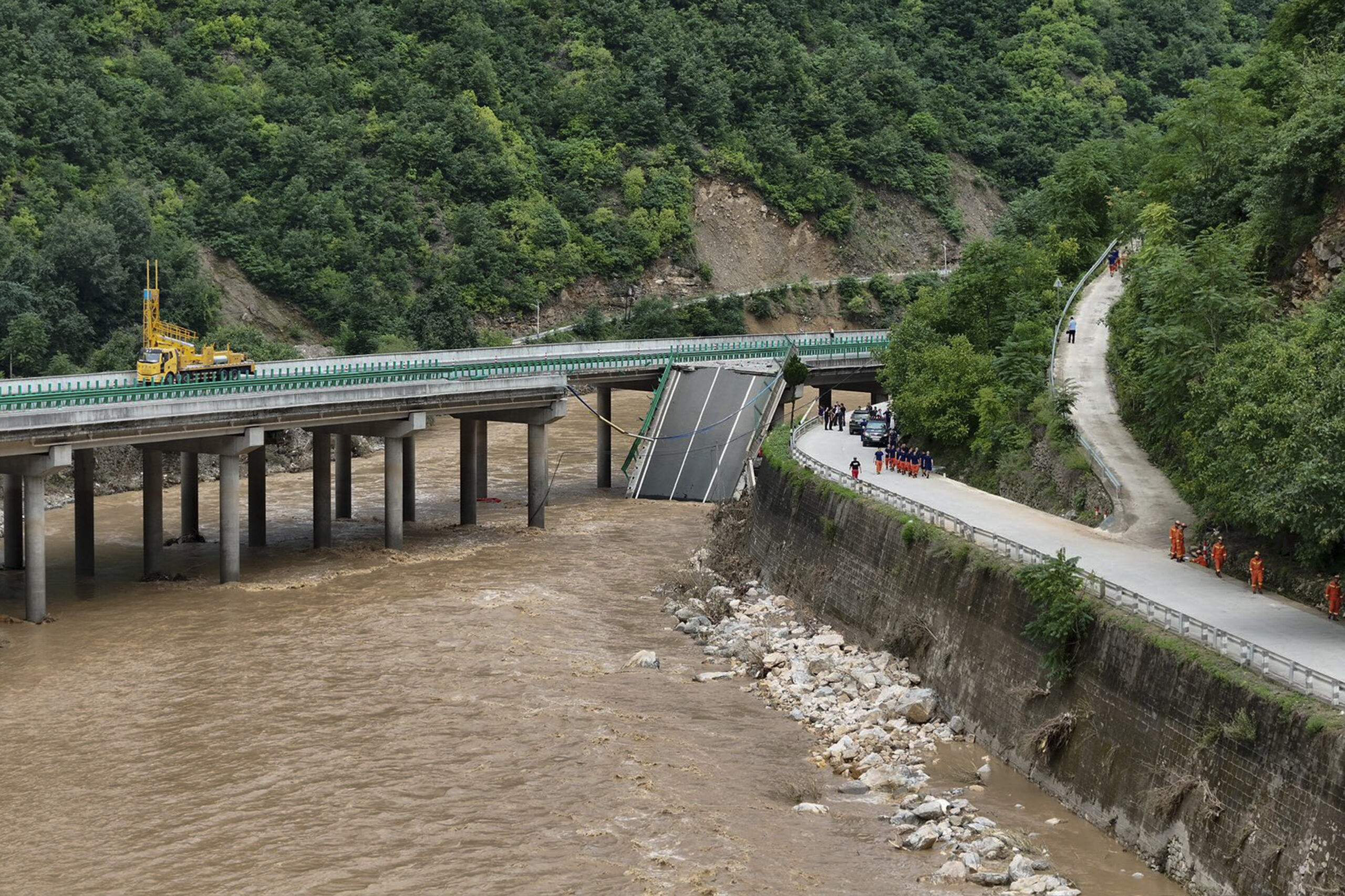 Thousands search for victims of China bridge collapse
