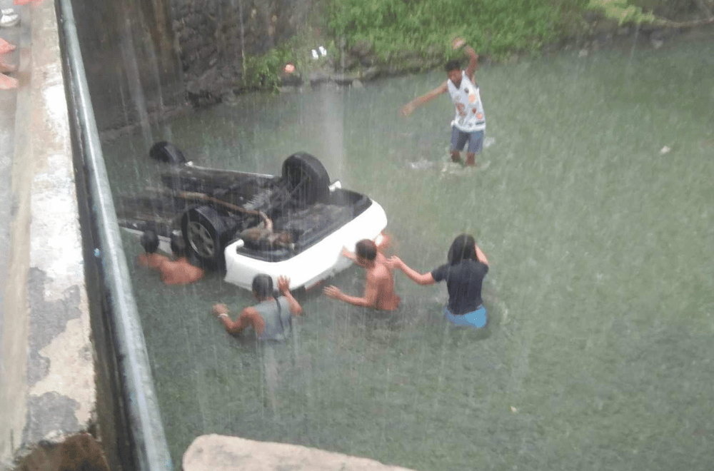 6 dead, 2 injured after car plunges off highway in Philippines