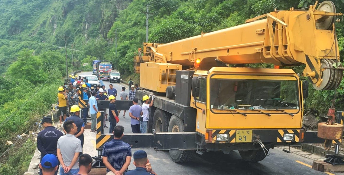 Two cranes attempt to retrieve bus from Marshyangdi, stranding travelers