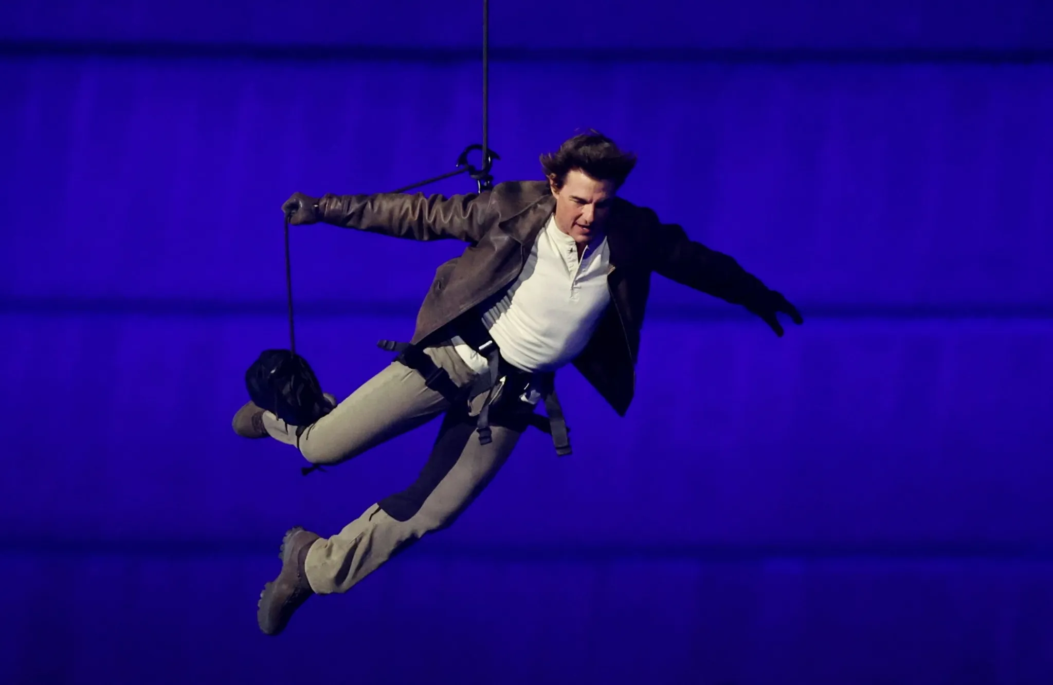 Tom Cruise abseils off stadium roof in daring Olympic finale