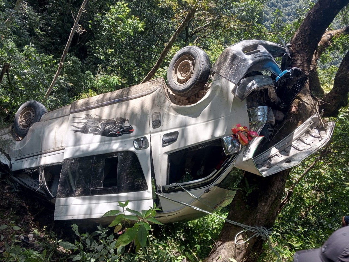 12 injured, 2 critically, in microbus accident