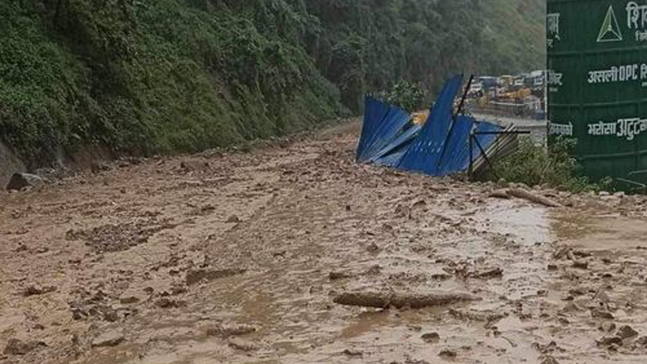 Landslide in Nagdhunga completely blocks Kathmandu-Muglin road