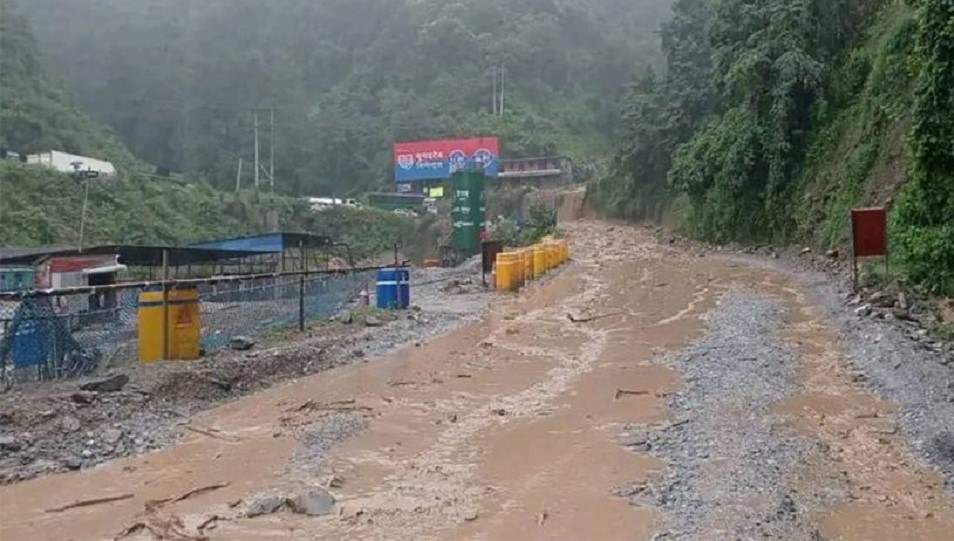 Landslide blocks Naubise-Kathmandu road, travelers stranded