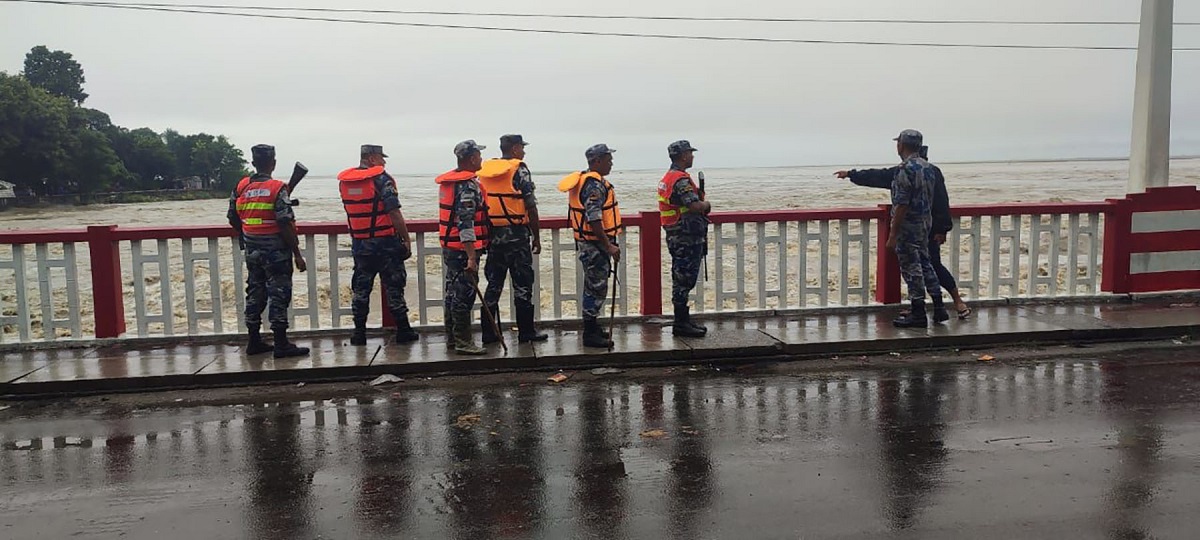 Water flow in Koshi Barrage surges to nearly 6 Lakh cusecs, bridge flooded & traffic halted