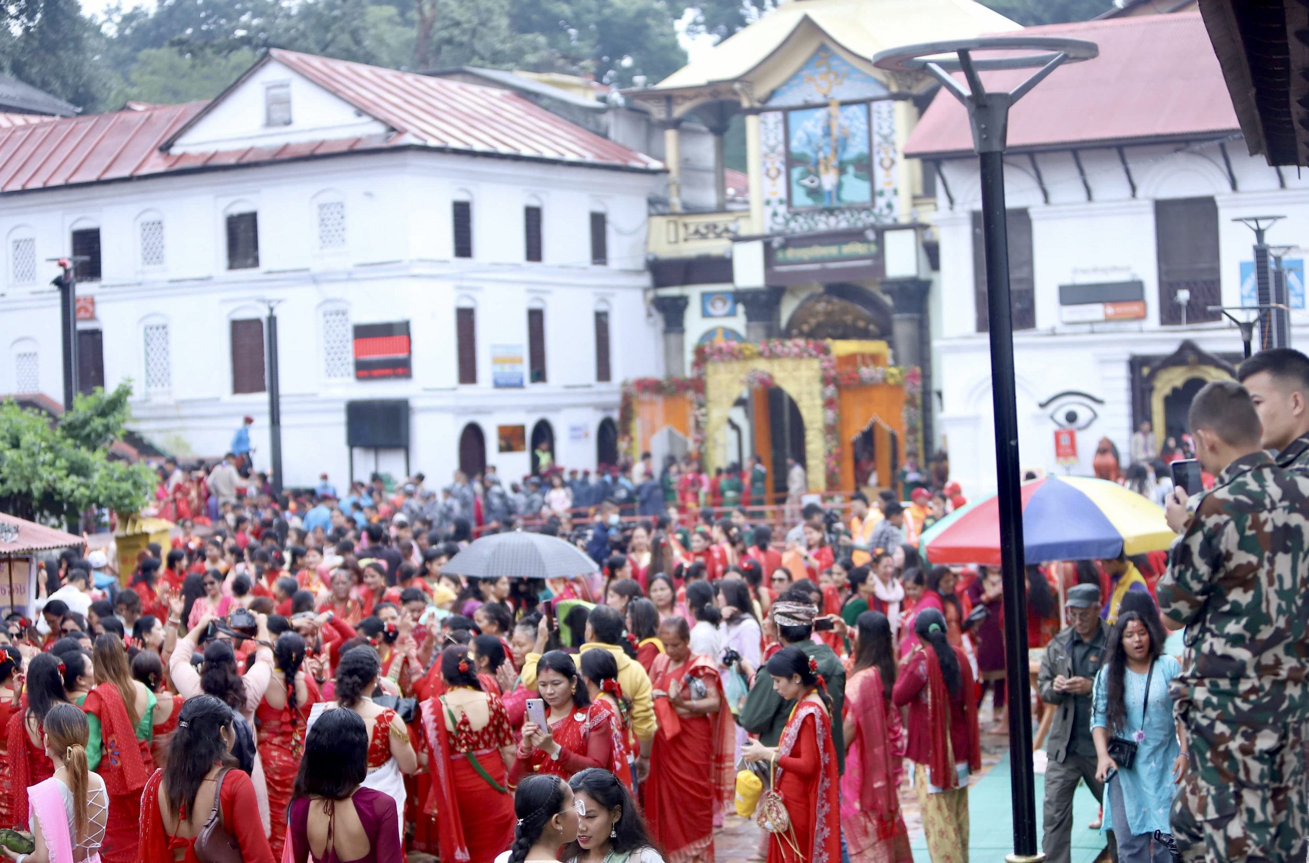 Three hundred thousand devotees offer prayers at Pashupatinath Temple