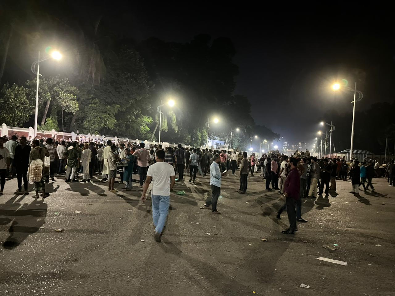 Bangladesh protesters seige presidential palace