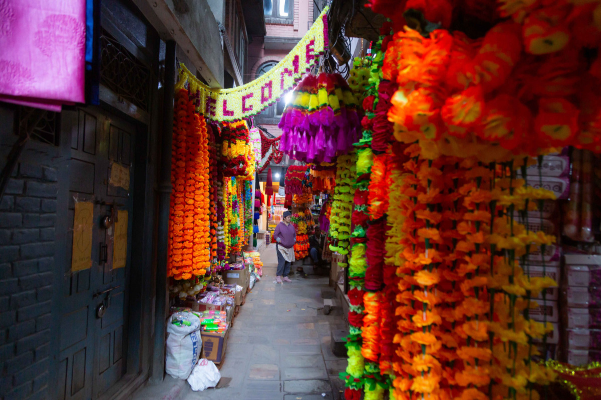 Banned plastic flowers & garlands flood Kathmandu markets (photos)