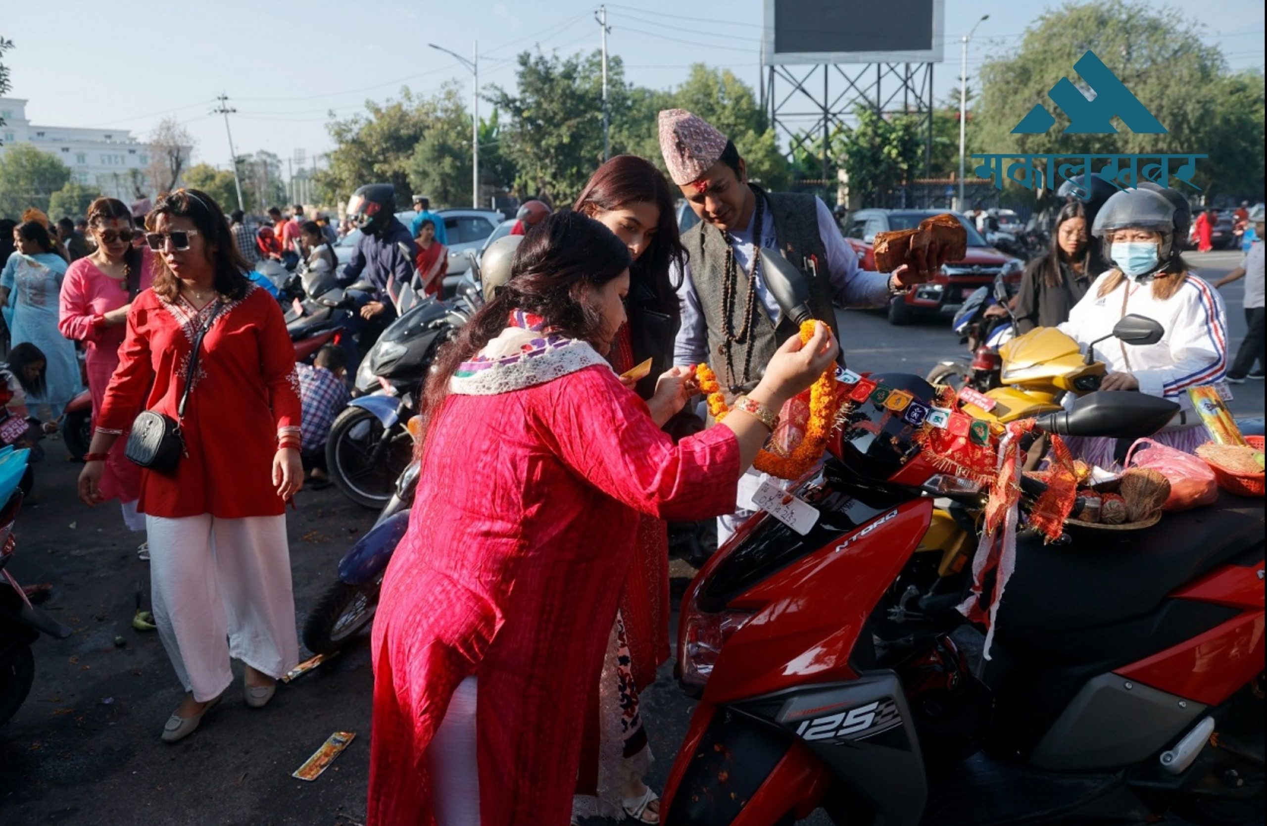 Crowds gather at Bhadrakali Temple for vehicle worship on Maha Navami (photos)