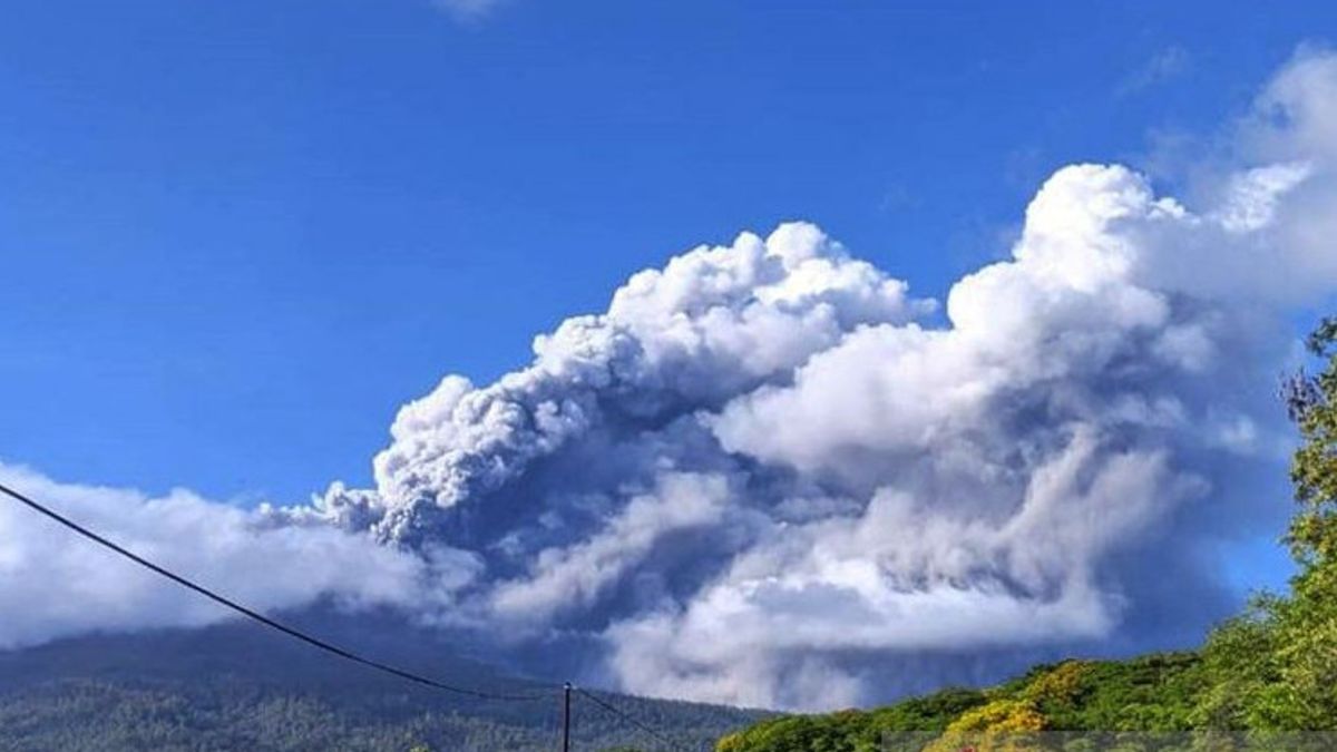 Eruption of Mount Lewotobi in Indonesia’s East Nusa Tenggara kills 10, displaces thousands