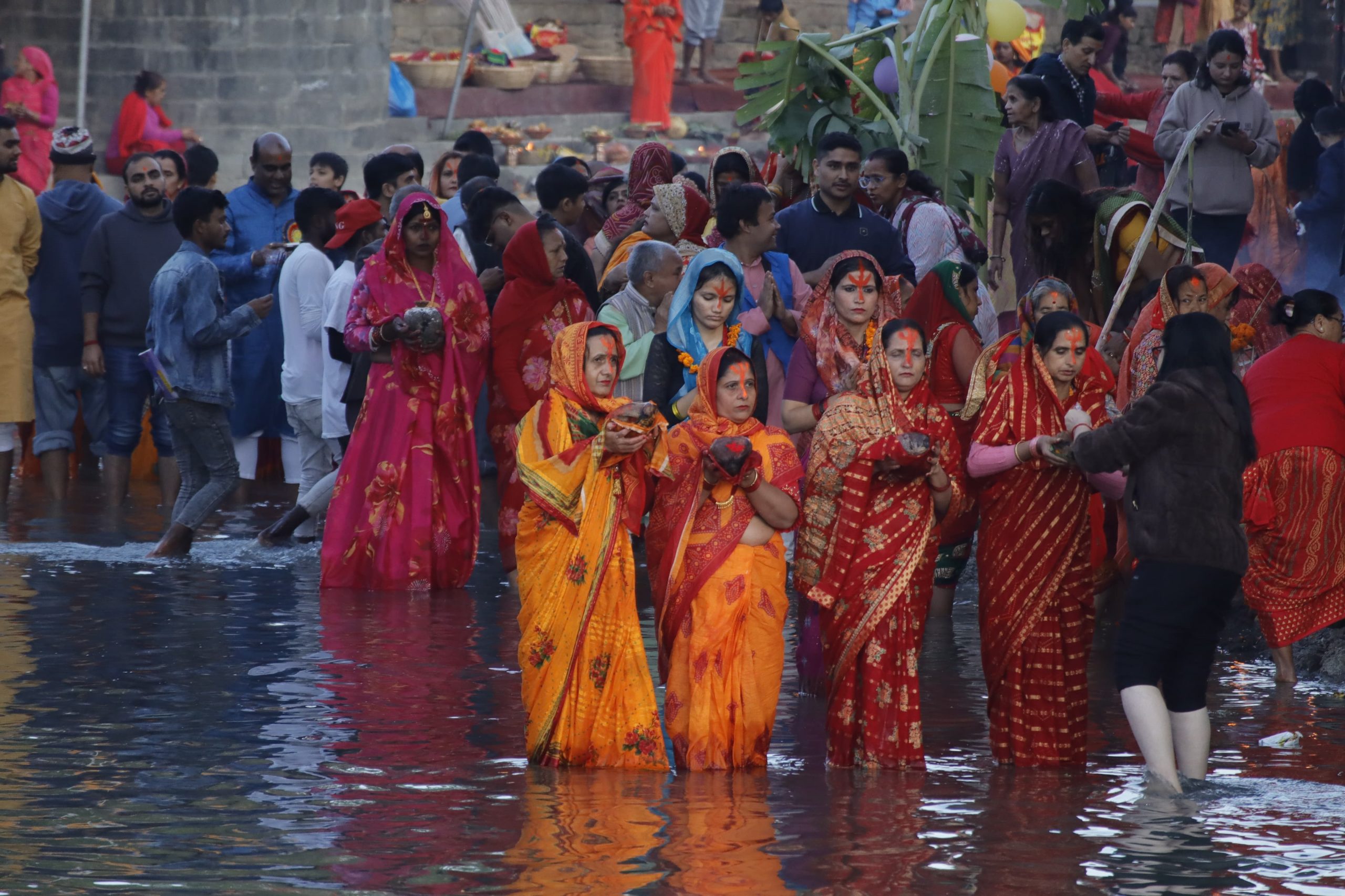 Chhath: Devotees offer arghya to the setting sun in a spiritual ritual (photos)