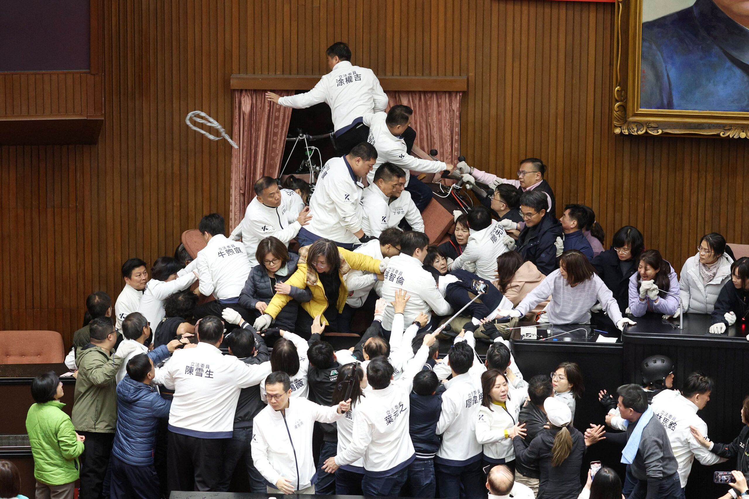 Clash in Taiwan’s legislative yuan (photos)