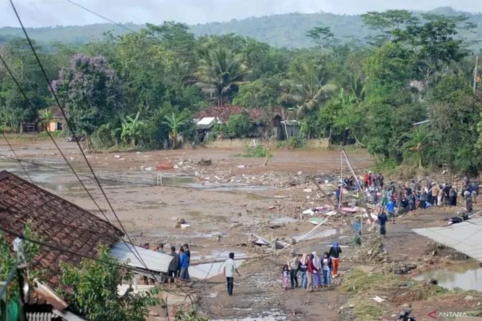 Floods & landslides in West Java: 5 dead, 7 missing, hundreds displaced