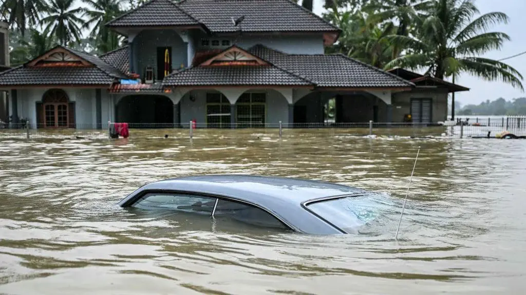 6 killed, 130,000 displaced in floods in Malaysia