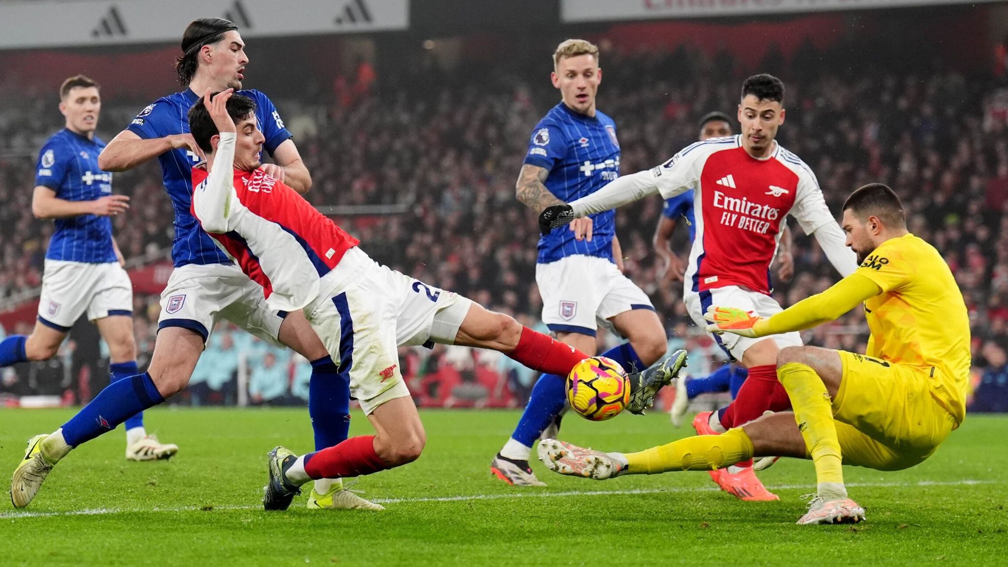 Arsenal climbs to second, defeats Ipswich Town in EPL