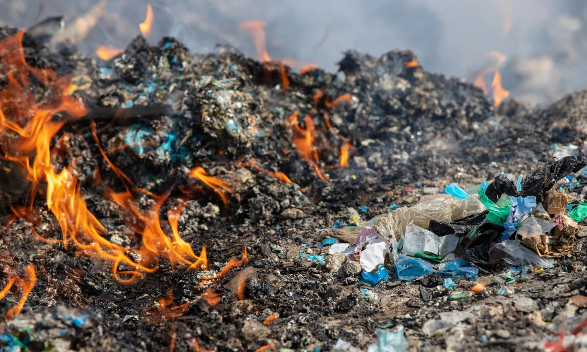 Govt urges public to stop burning plastic & farm waste