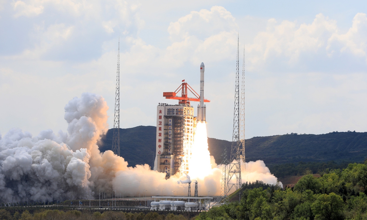 China successfully launches new satellite group