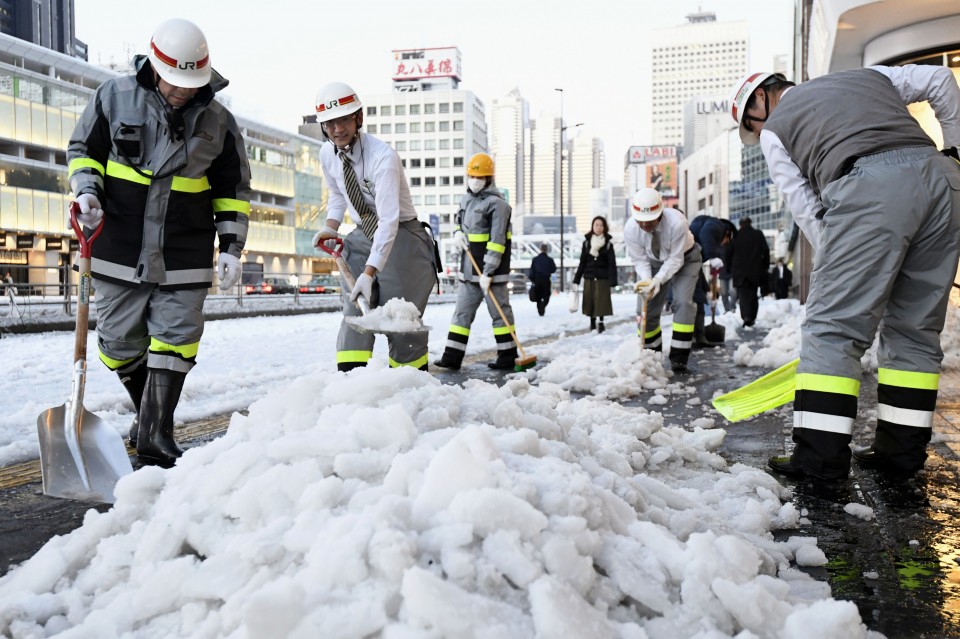 Heavy snow in Japan disrupts holiday air traffic