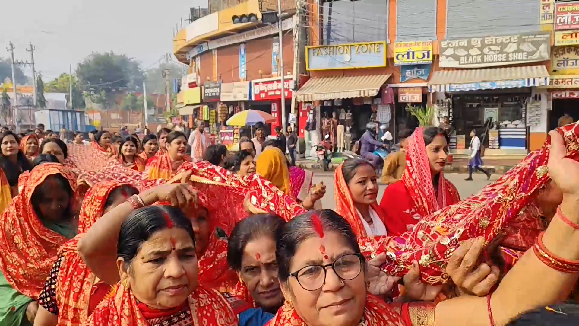 Vivah Panchami: 108-Meter Chunari Offered at Janaki Temple