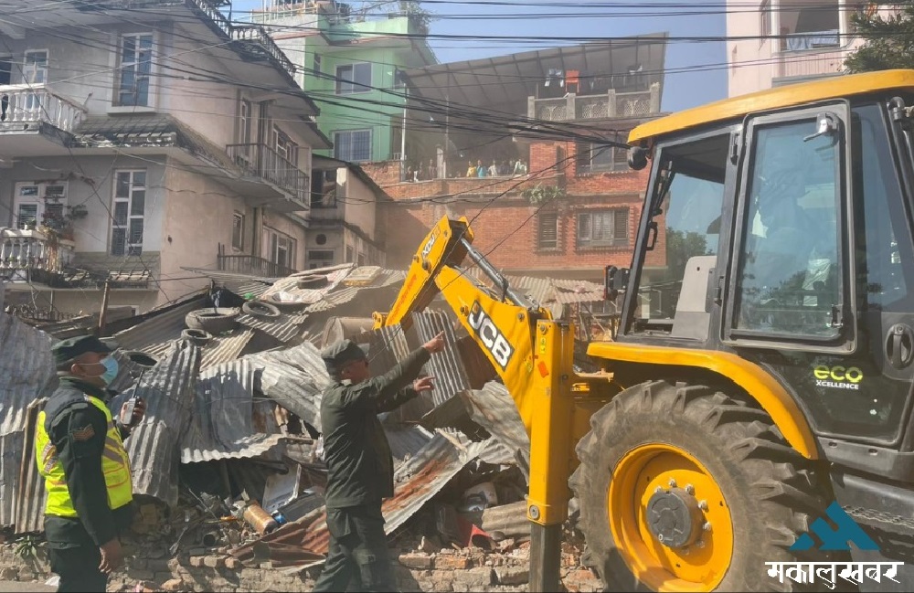 KMC bulldozes scrap Yard in Anamnagar (video)